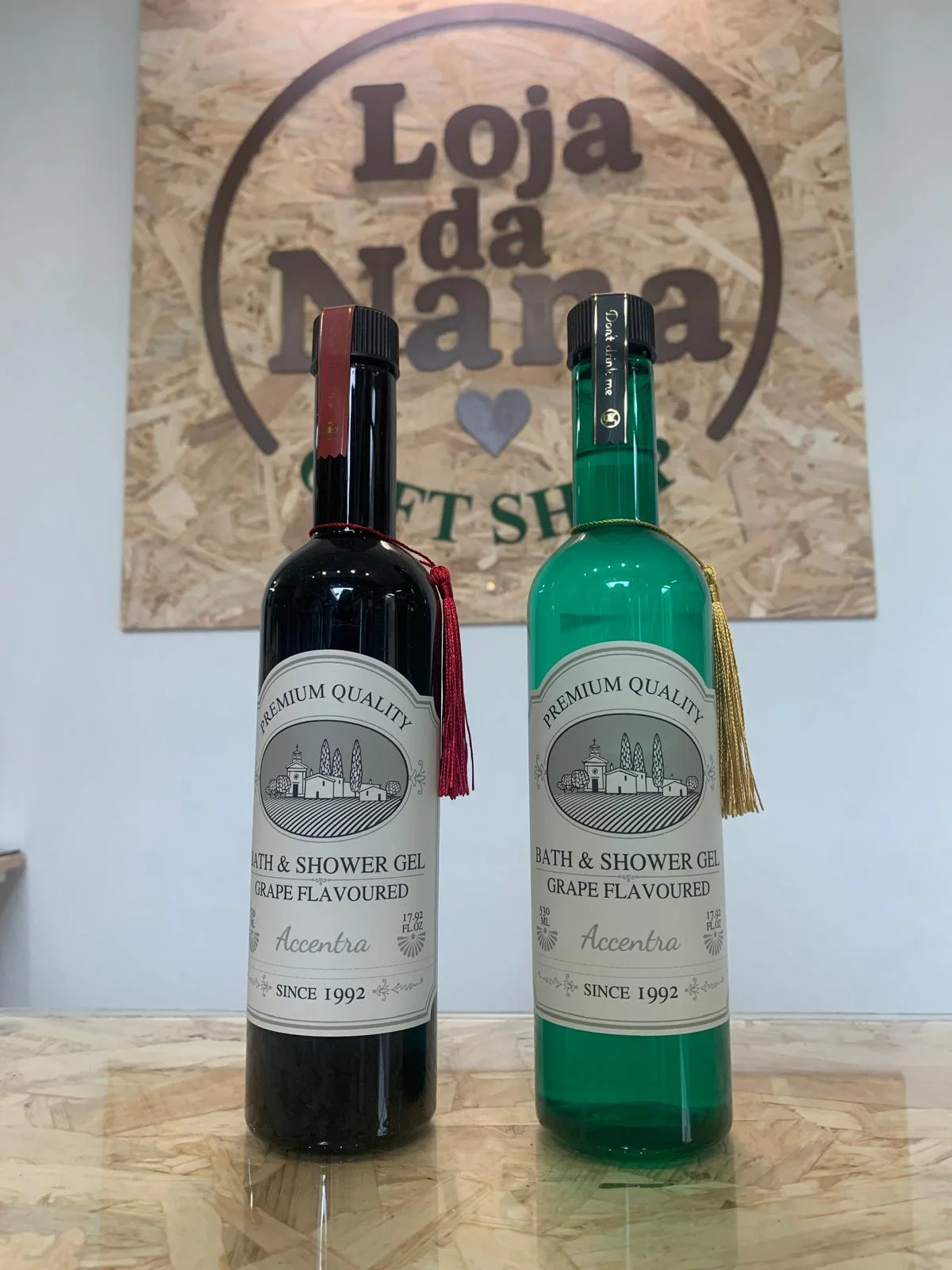 Gel de banho apresentado como garrafa de vinho