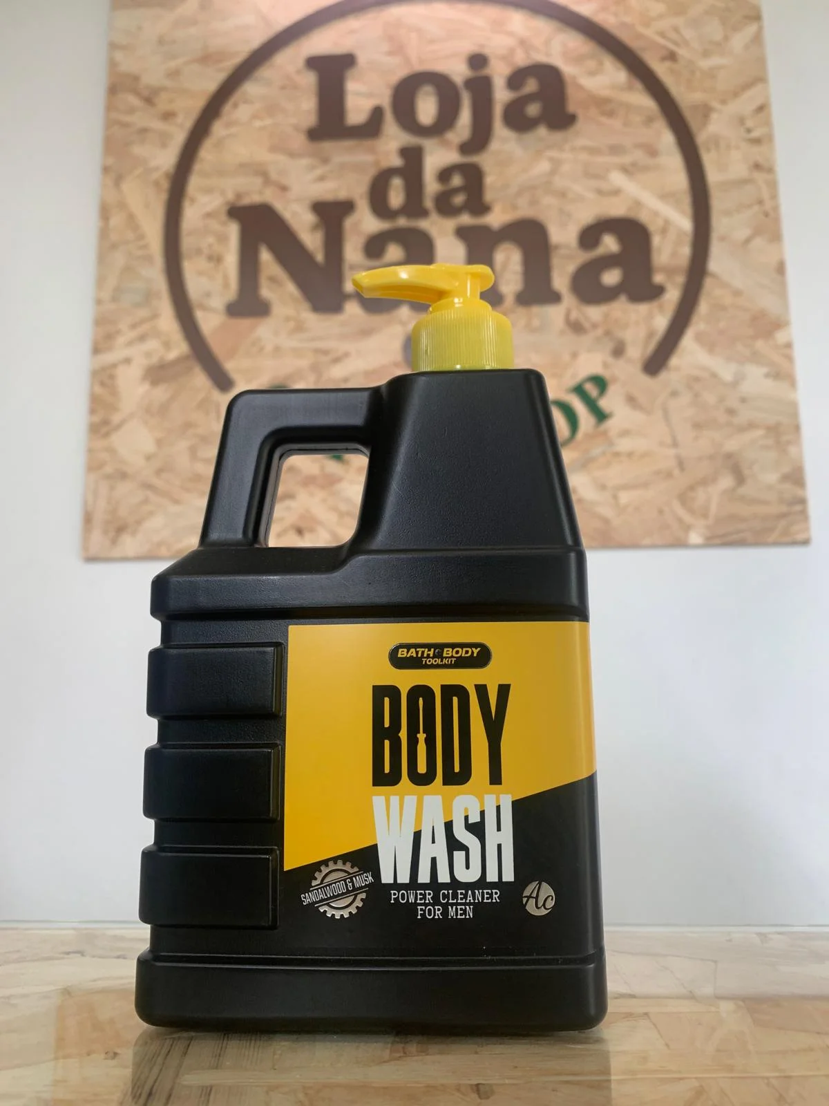 Gel de banho em embalagem inspirada num garrafão de óleo